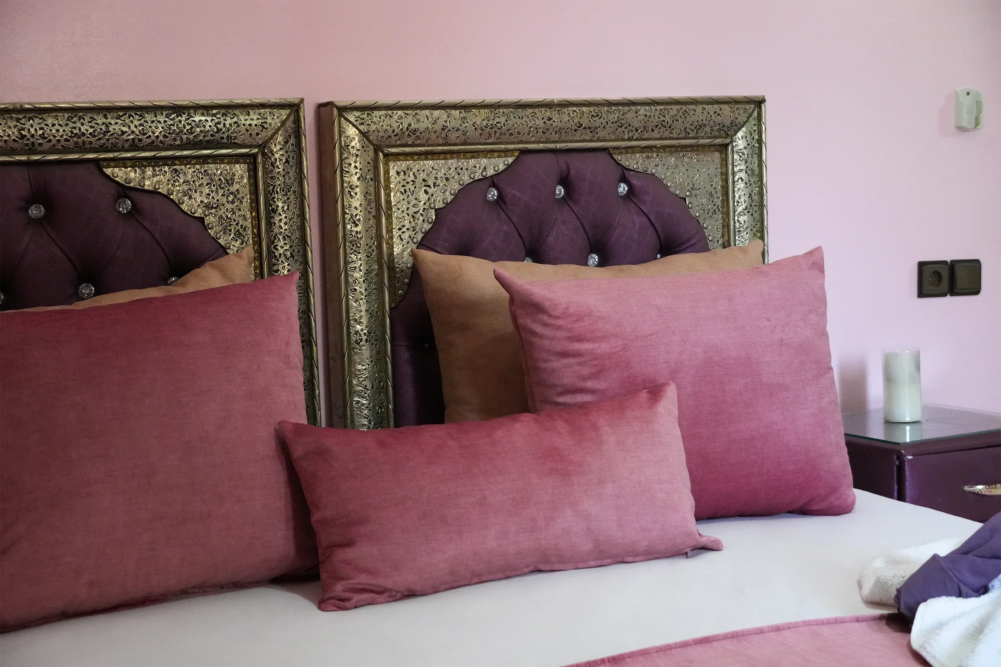 Villa Jenane Rabia — Détail de la chambre rose
